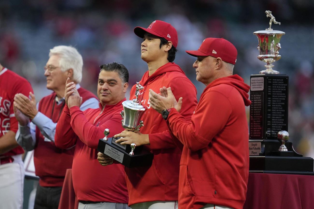 チームMVPの表彰を受ける大谷（右から2人目）（AP）