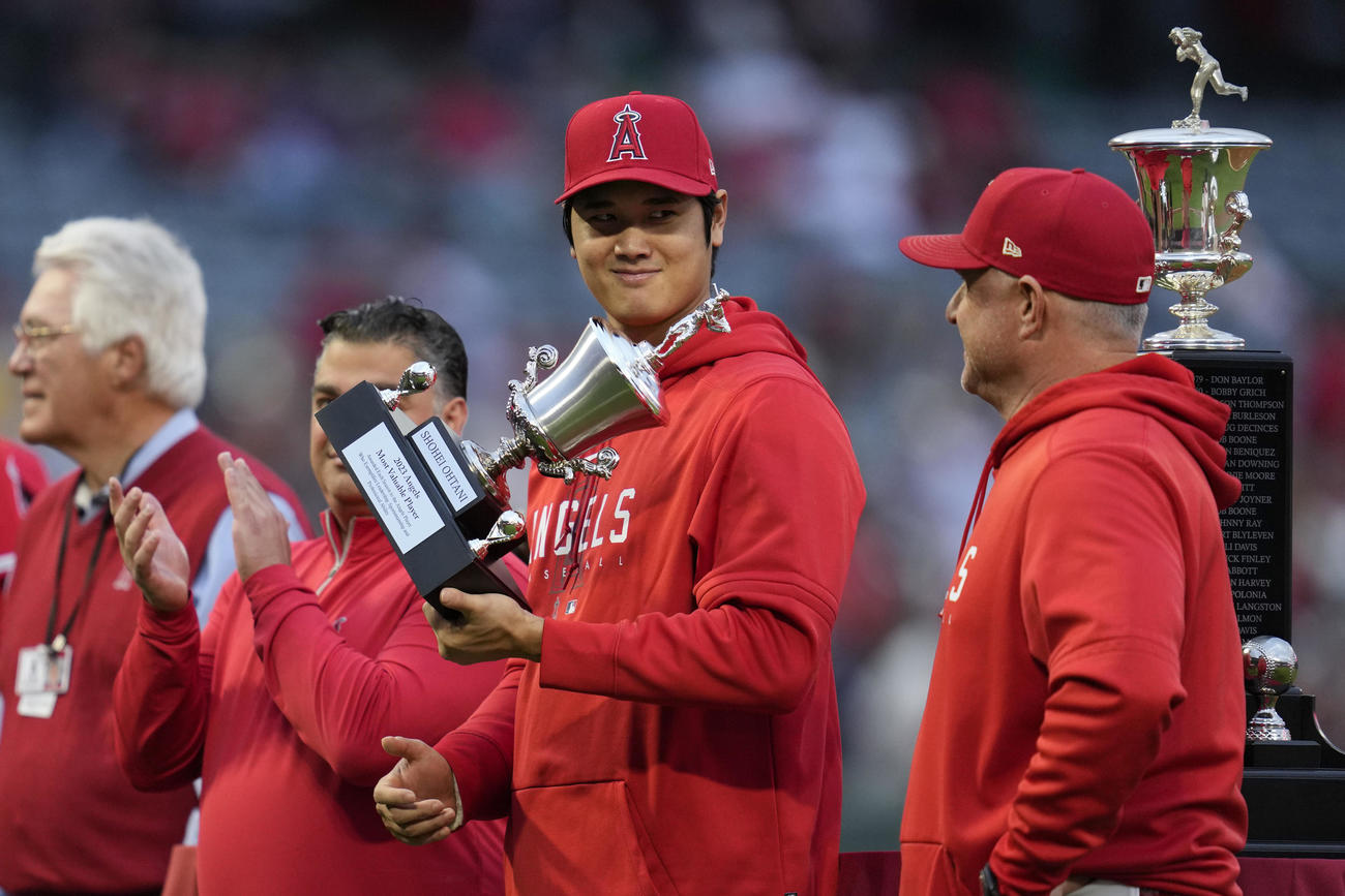 チームMVPの表彰を受け、トロフィーを手に笑顔の大谷（右から2人目）（AP）