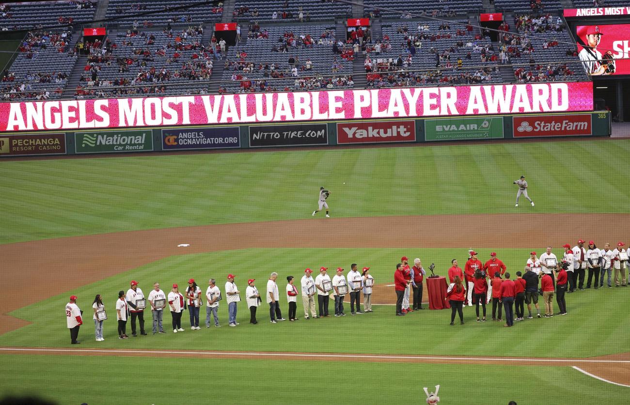 試合前のセレモニーで表彰される米大リーグ、エンゼルスの大谷翔平（右下）。今季のチームMVPを受賞した＝9月30日、アナハイム（共同）