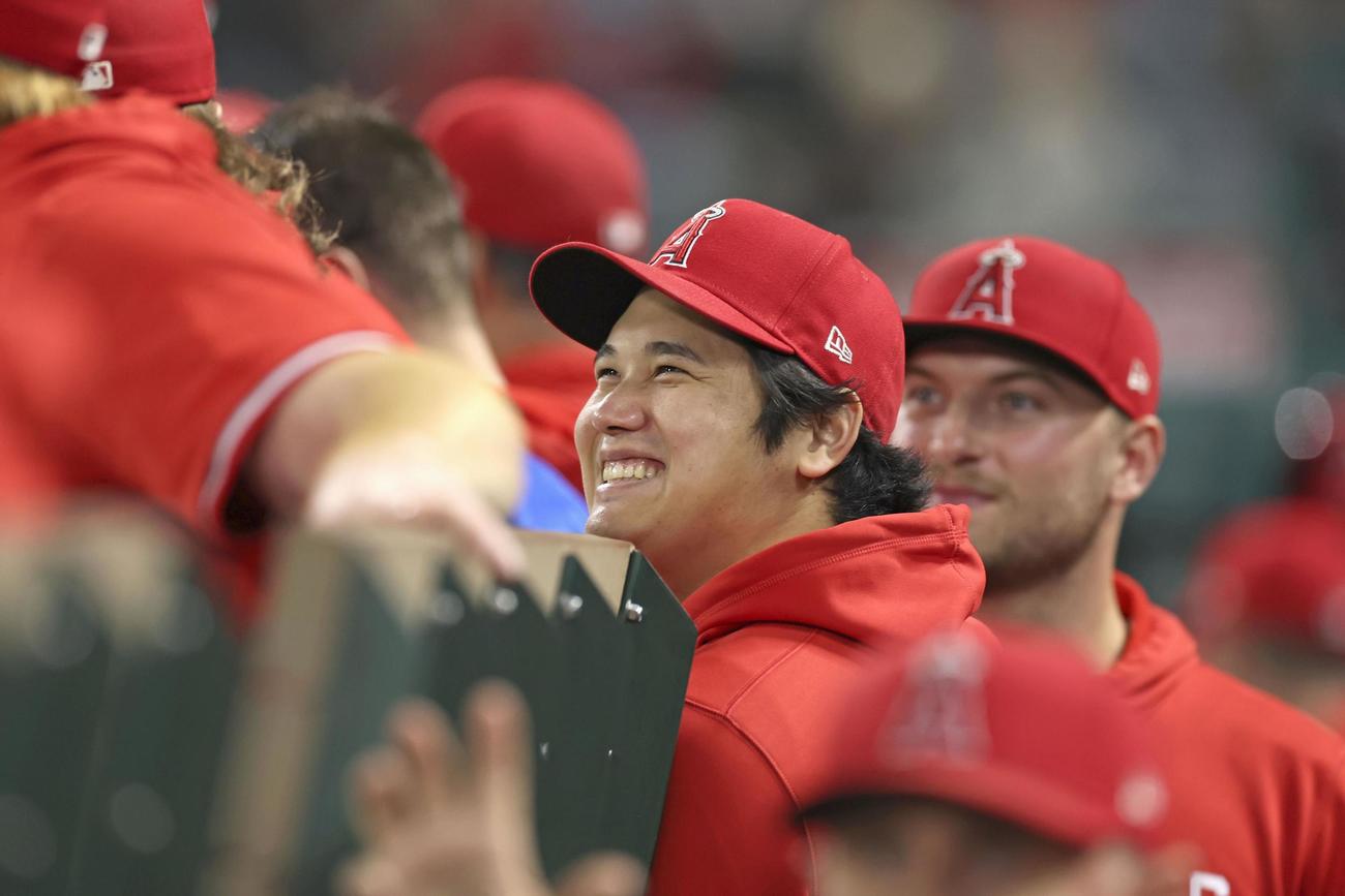 アスレチックス戦のベンチでチームメートと交流する米大リーグ、エンゼルスの大谷翔平＝9月30日、アナハイム（共同）