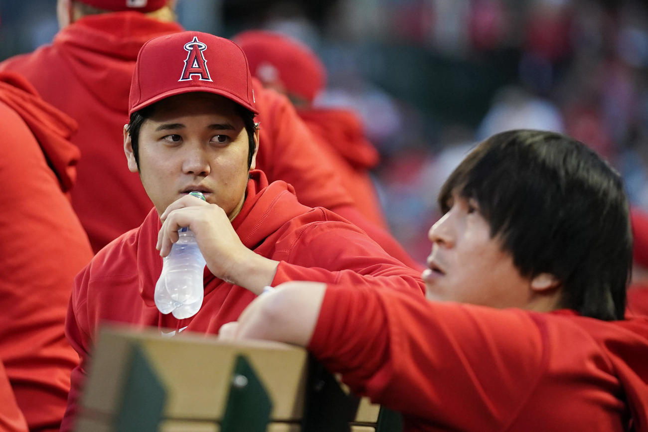 ベンチで水原通訳と話す大谷（AP）