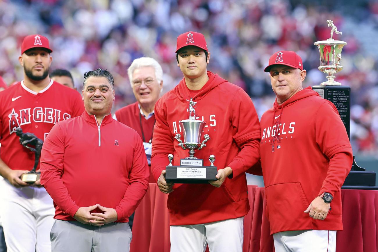 試合前のセレモニーで表彰され記念写真に納まる米大リーグ、エンゼルスの大谷翔平。今季のチームMVPを受賞した。右端はネビン監督、左から2人目はミナシアンGM＝9月30日、アナハイム（代表撮影・共同）