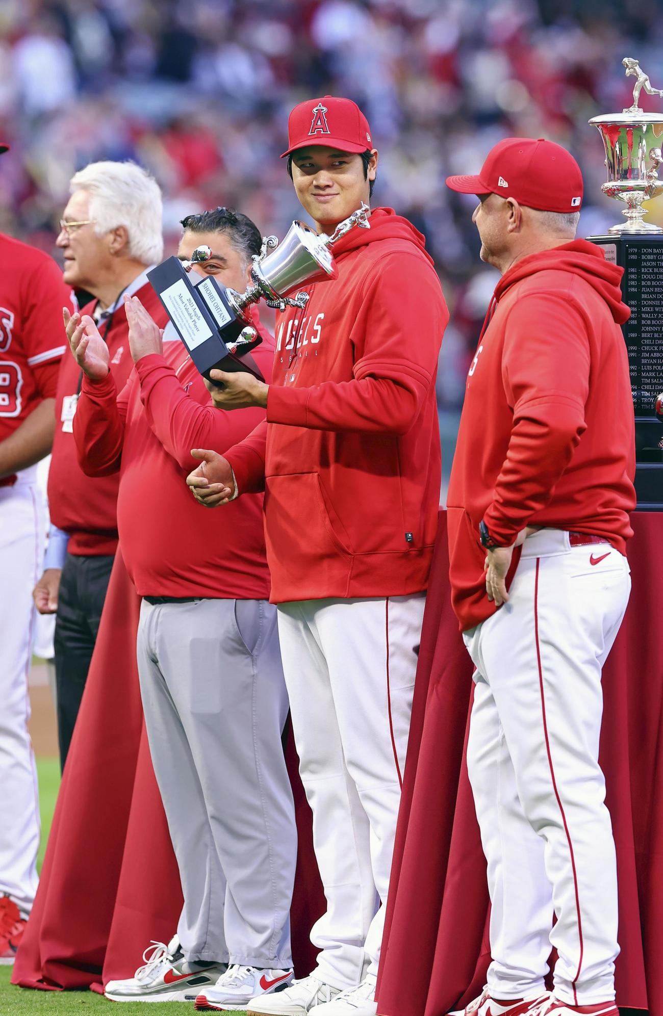 試合前のセレモニーで表彰された米大リーグ、エンゼルスの大谷翔平。今季のチームMVPを受賞した＝9月30日、アナハイム（代表撮影・共同）