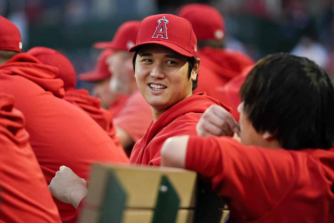 ベンチで水原通訳と話す大谷（AP）