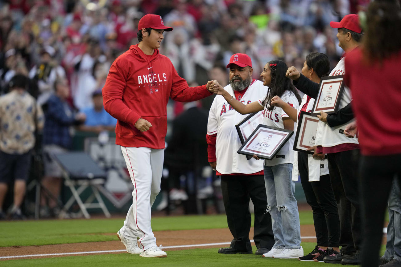 今季のチームMVPに選ばれたエンゼルス大谷は球場従業員とグータッチ（AP）