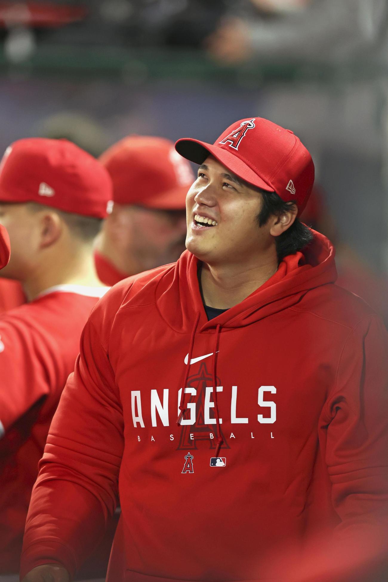 アスレチックス戦のベンチでチームメートと交流する米大リーグ、エンゼルスの大谷翔平（共同）