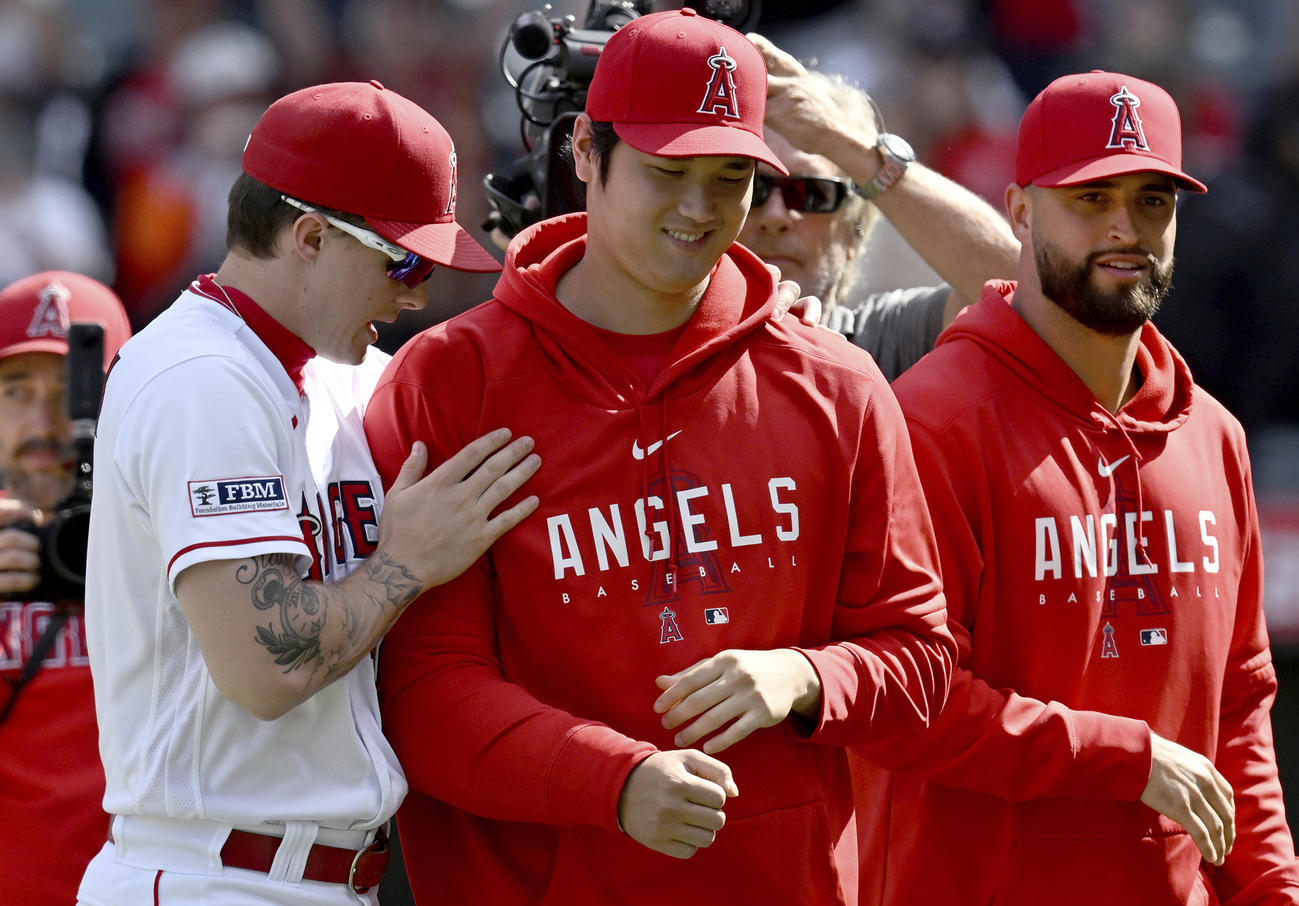 アスレチックスと対戦した後、大谷翔平（右）と一緒に歩くエンゼルス・モニアック（AP）