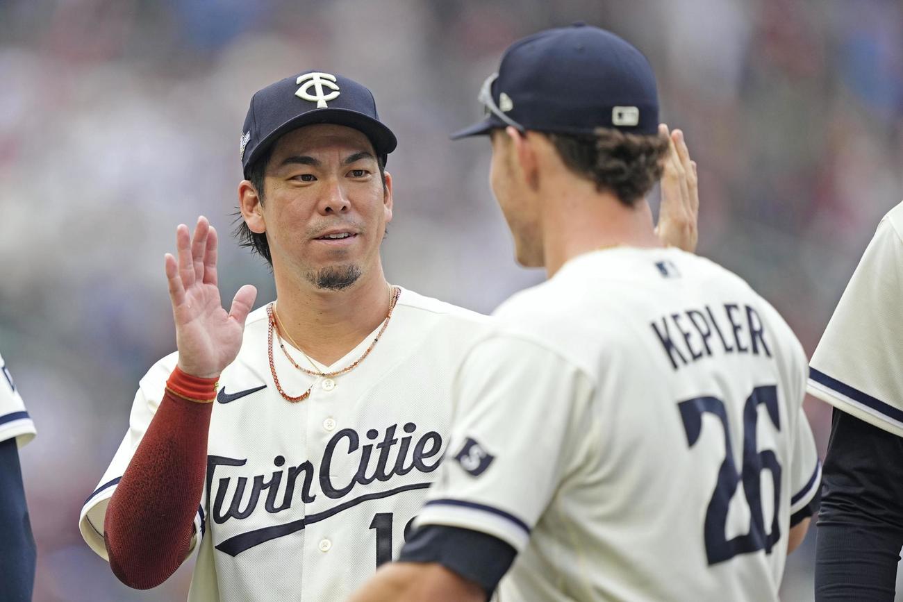 試合前のセレモニーでチームメートとタッチを交わすツインズ前田＝ミネアポリス（共同）