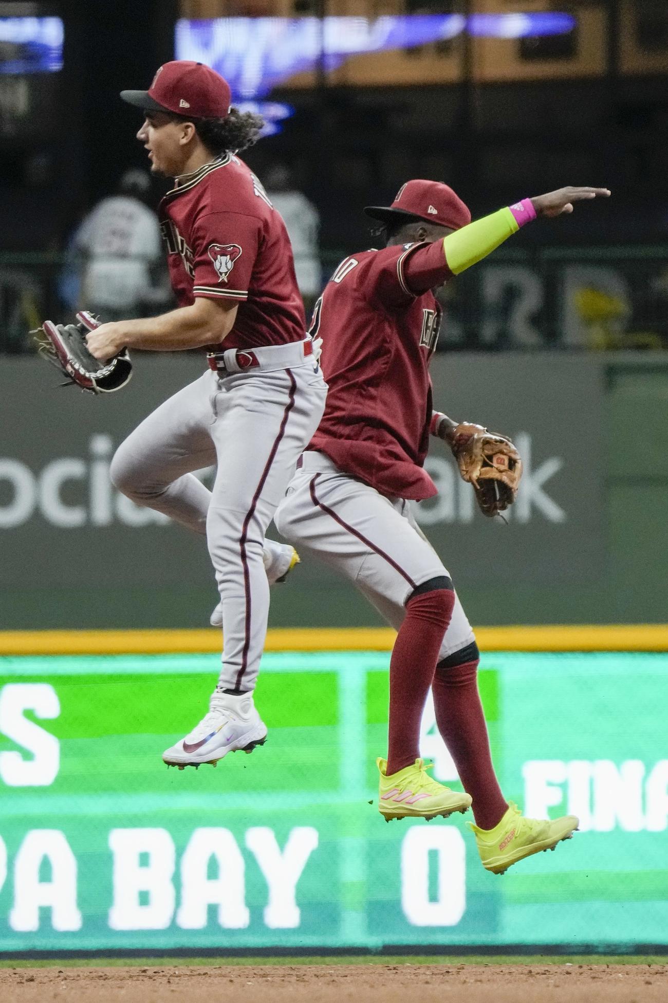 第1戦に勝利し喜ぶダイヤモンドバックスナイン（AP）