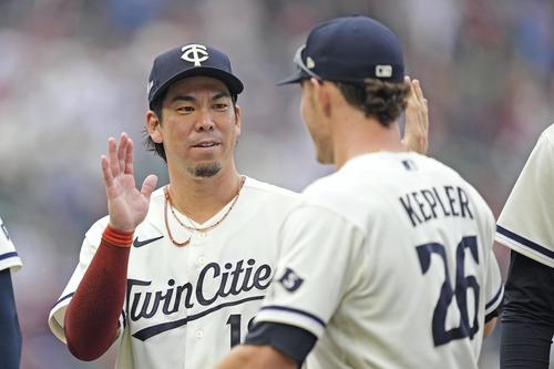 試合前のセレモニーでチームメートとタッチを交わすツインズ前田=ミネアポリス(共同)