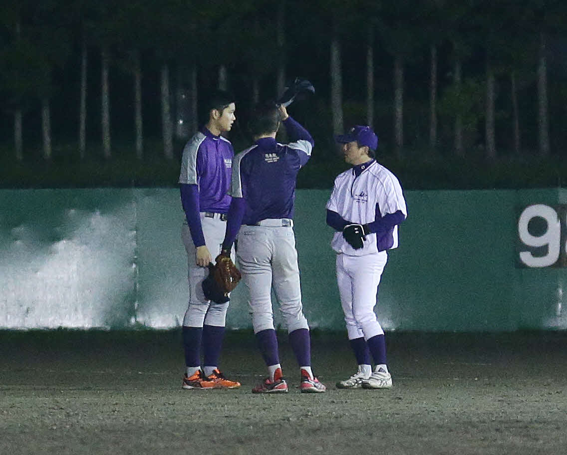 2012年プロ野球ドラフト会議中、キャッチボールを終え花巻東・佐々木監督（右）と話す大谷（左）