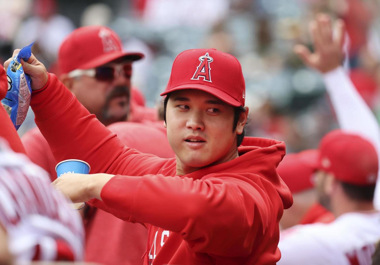 レギュラーシーズン最終戦、ベンチで試合を観戦したエンゼルスの大谷翔平（共同）
