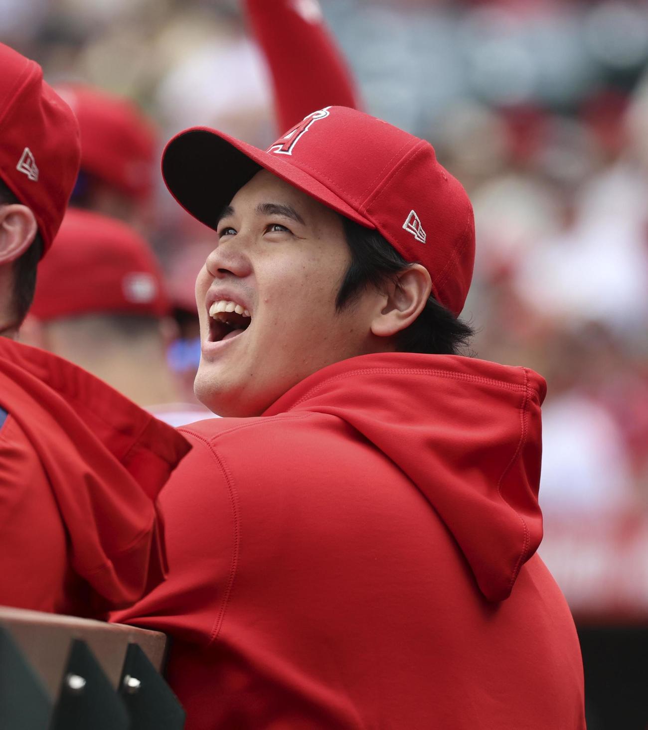 レギュラーシーズン最終戦、ベンチで笑顔を見せるエンゼルスの大谷翔平（共同）
