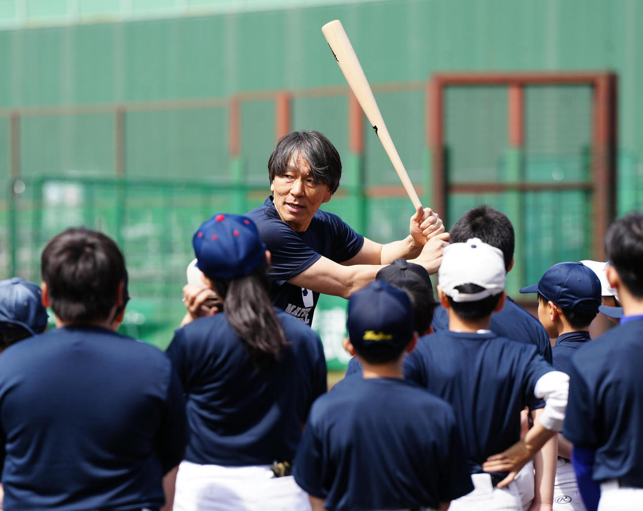 野球教室で参加した子どもたちに打撃のアドバイスを送る松井氏（2023年4月29日撮影）