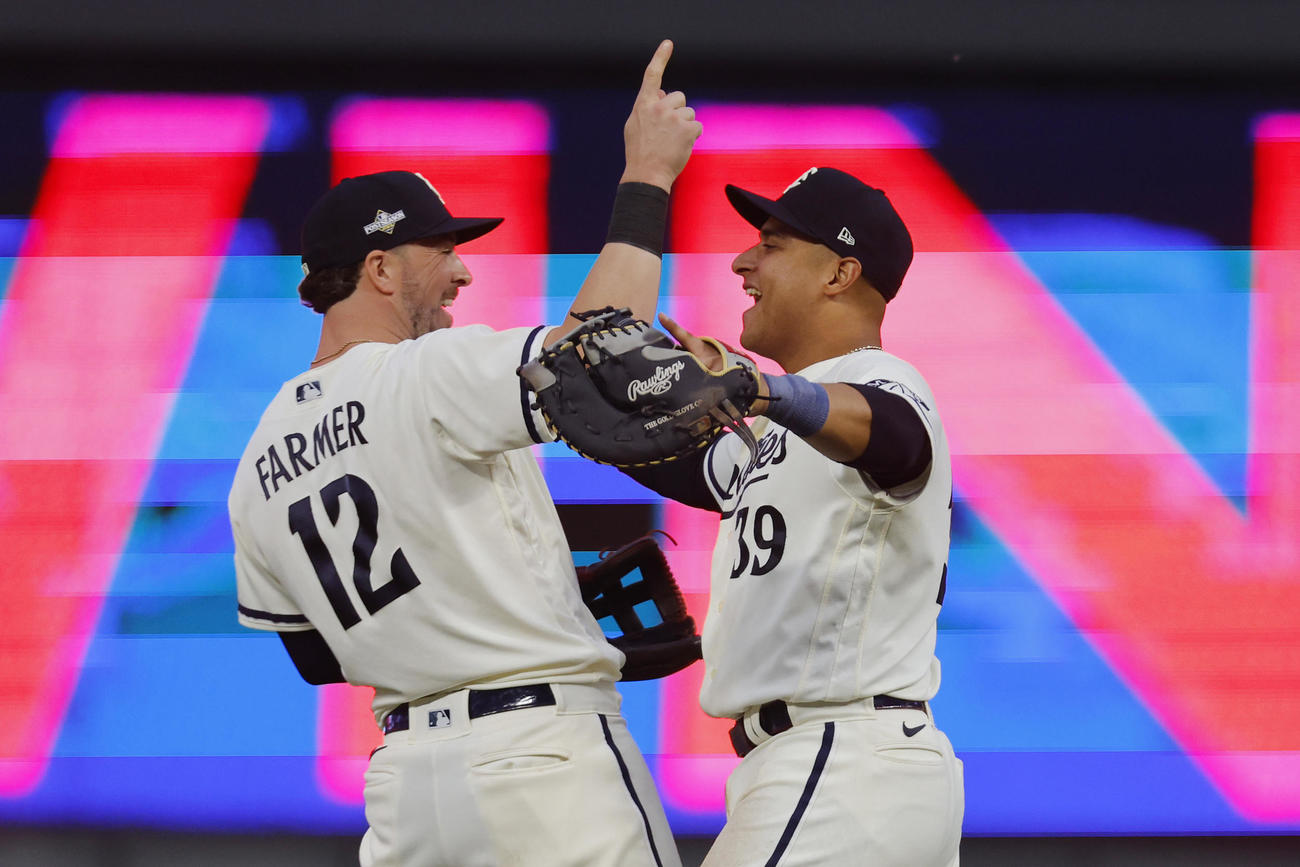 第1戦に勝利して喜ぶツインズのファーマー（左）とソラノ（AP）