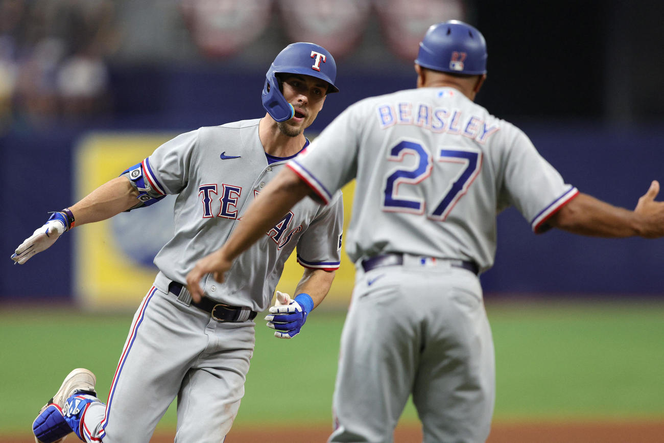 カーターは4回、本塁打を放ち三塁コーチとハイタッチ（Nathan Ray Seebeck-USA TODAY Sports＝ロイター）