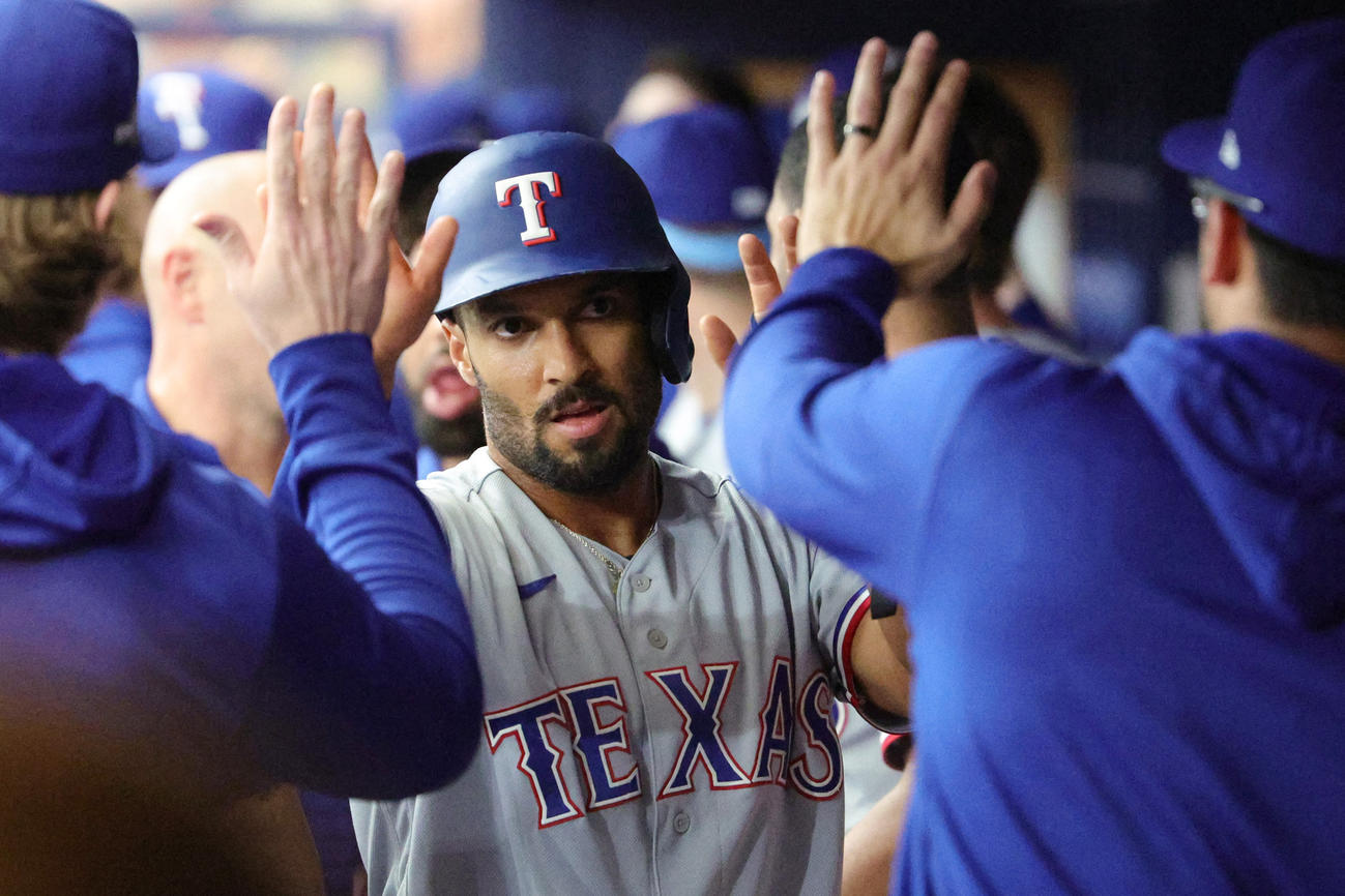 セミエンはベンチでチームメイトとハイタッチ（Nathan Ray Seebeck-USA TODAY Sports=ロイター）