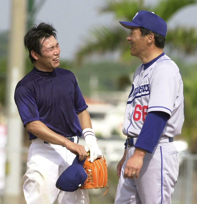 井端弘和（左）は落合博満監督からノックの洗礼を受け疲れた顔を見せる（03年撮影）
