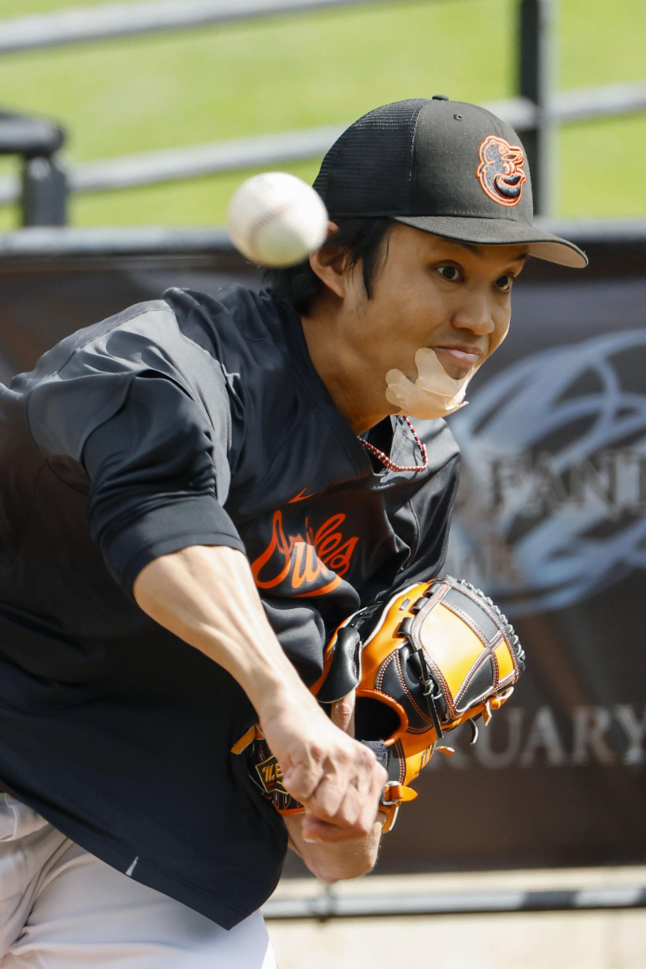 試合前、ブルペンで投球練習するオリオールズ・藤浪＝ボルティモア（共同）