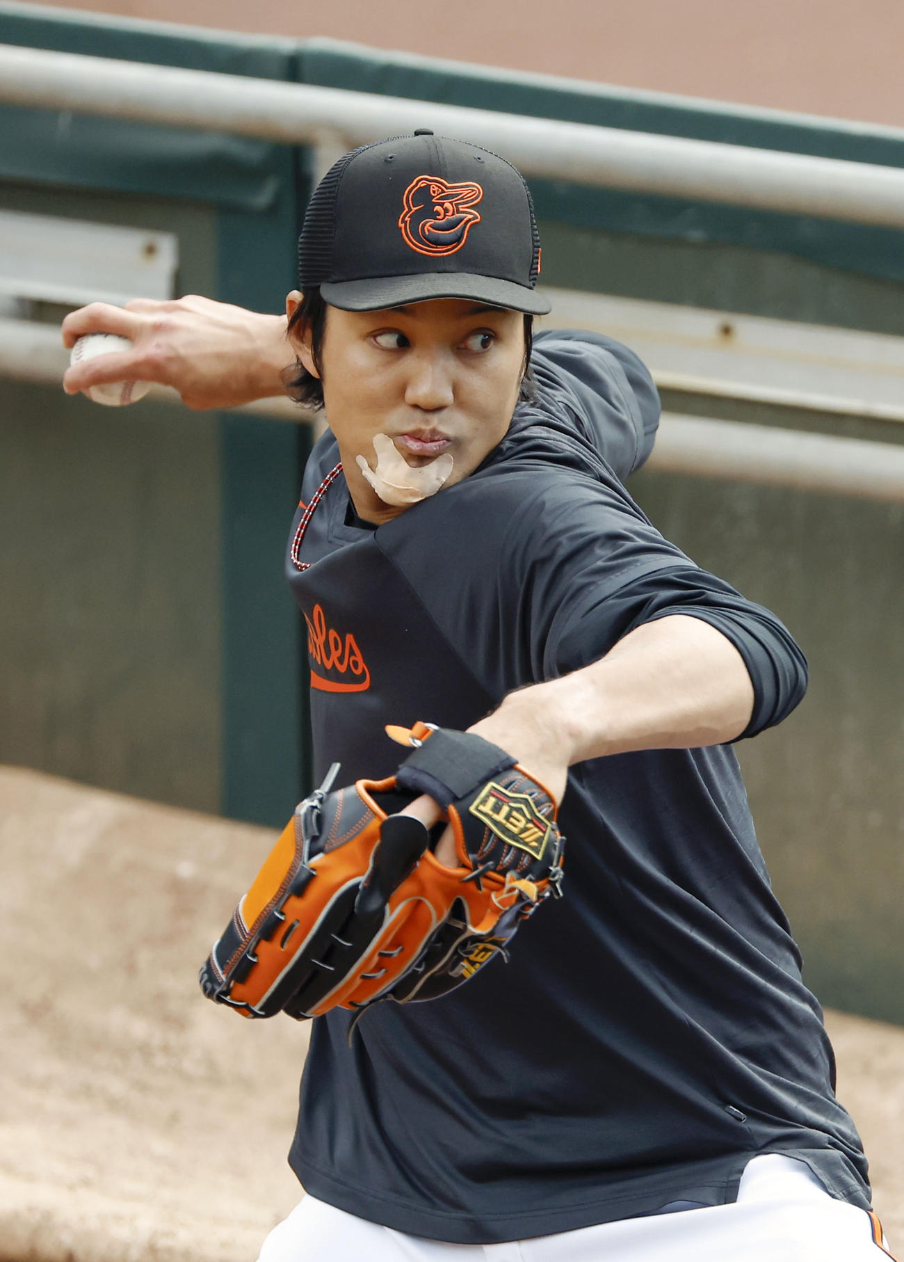 試合前、ブルペンで投球練習するオリオールズ・藤浪＝ボルティモア（共同）