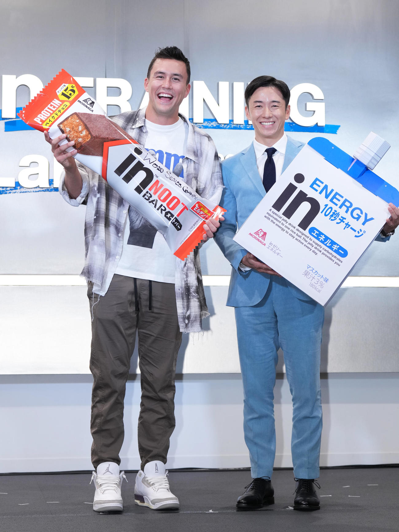 トークイベントで記念写真に納まるカージナルス・ヌートバー（左）と斎藤氏（撮影・菅敏）