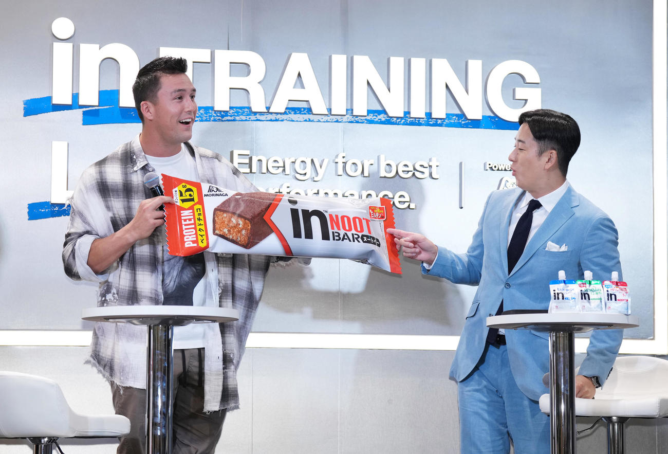 斎藤氏（右）とのトークイベントで「NOOT BAR」と書かれたオリジナルパッケージを手に笑顔を見せるカージナルスのヌートバー（撮影・菅敏）