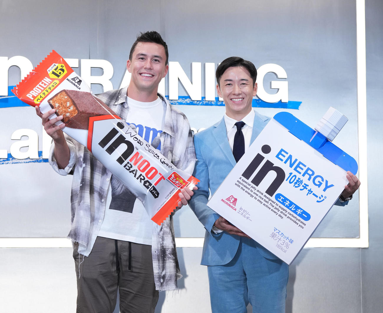 トークイベントで記念写真に納まるカージナルス・ヌートバー（左）と斎藤氏（撮影・菅敏）