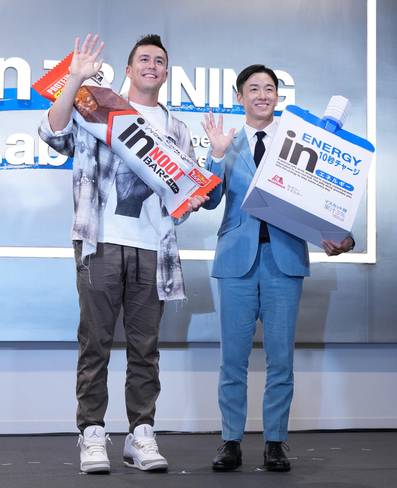 トークイベントで記念写真に納まるカージナルス・ヌートバー（左）と斎藤氏（撮影・菅敏）