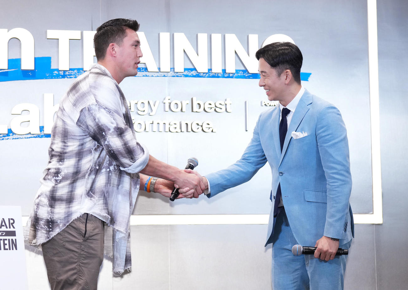 斎藤氏（右）とのトークイベントを終え、握手を交わすカージナルス・ヌートバー（撮影・菅敏）