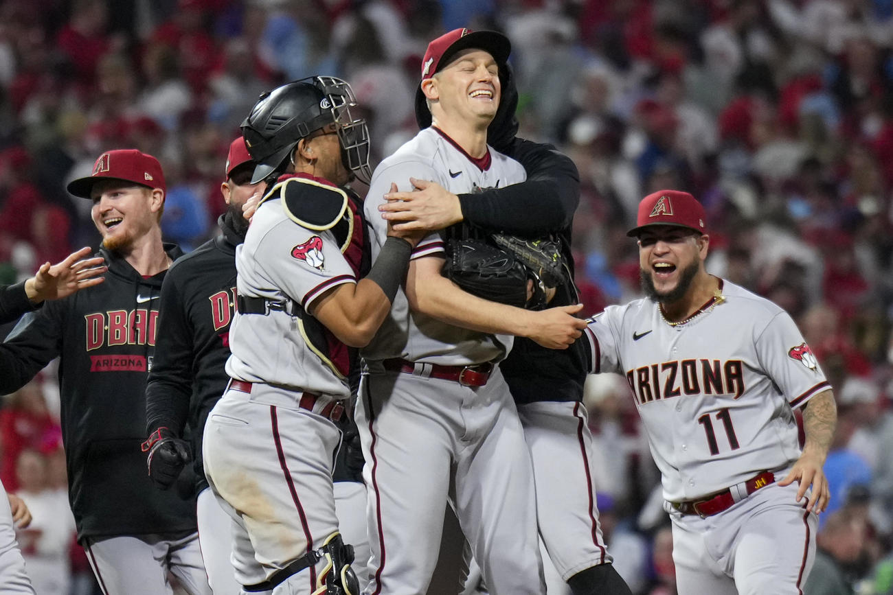抱き合って喜ぶダイヤモンドバックスの選手たち（AP）