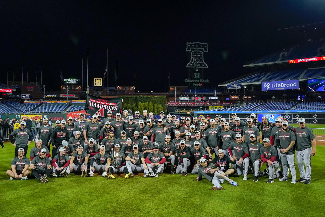 試合後に集合写真を撮影するダイヤモンドバックスの選手たち（AP）