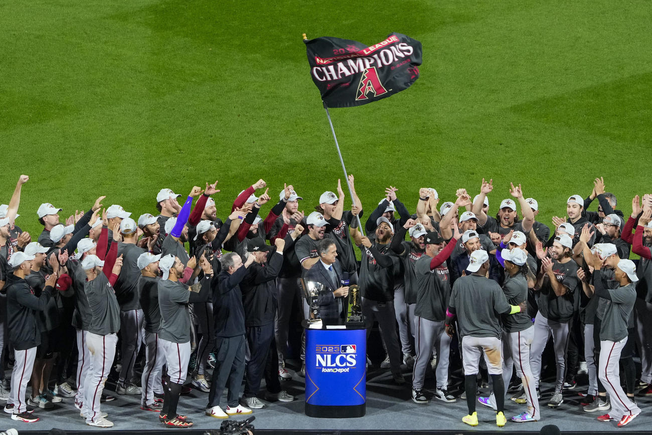勝利を喜ぶダイヤモンドバックスの選手たち（AP）