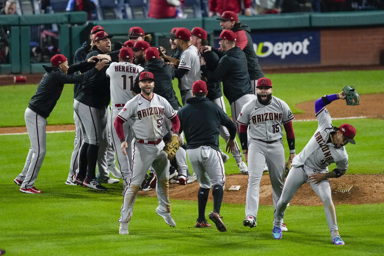 勝利を喜ぶダイヤモンドバックスの選手たち（AP）