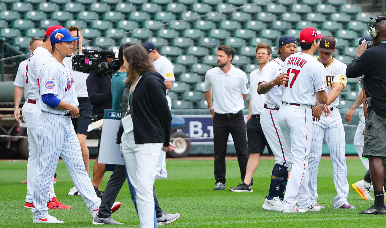 2023年7月10日、MLBホームランダービー前にブレーブスのアクーニャ（右から3人目）、パドレスのソト（同端）に声をかけられる大谷（同2人目）。左はメッツの千賀（撮影・垰建太）