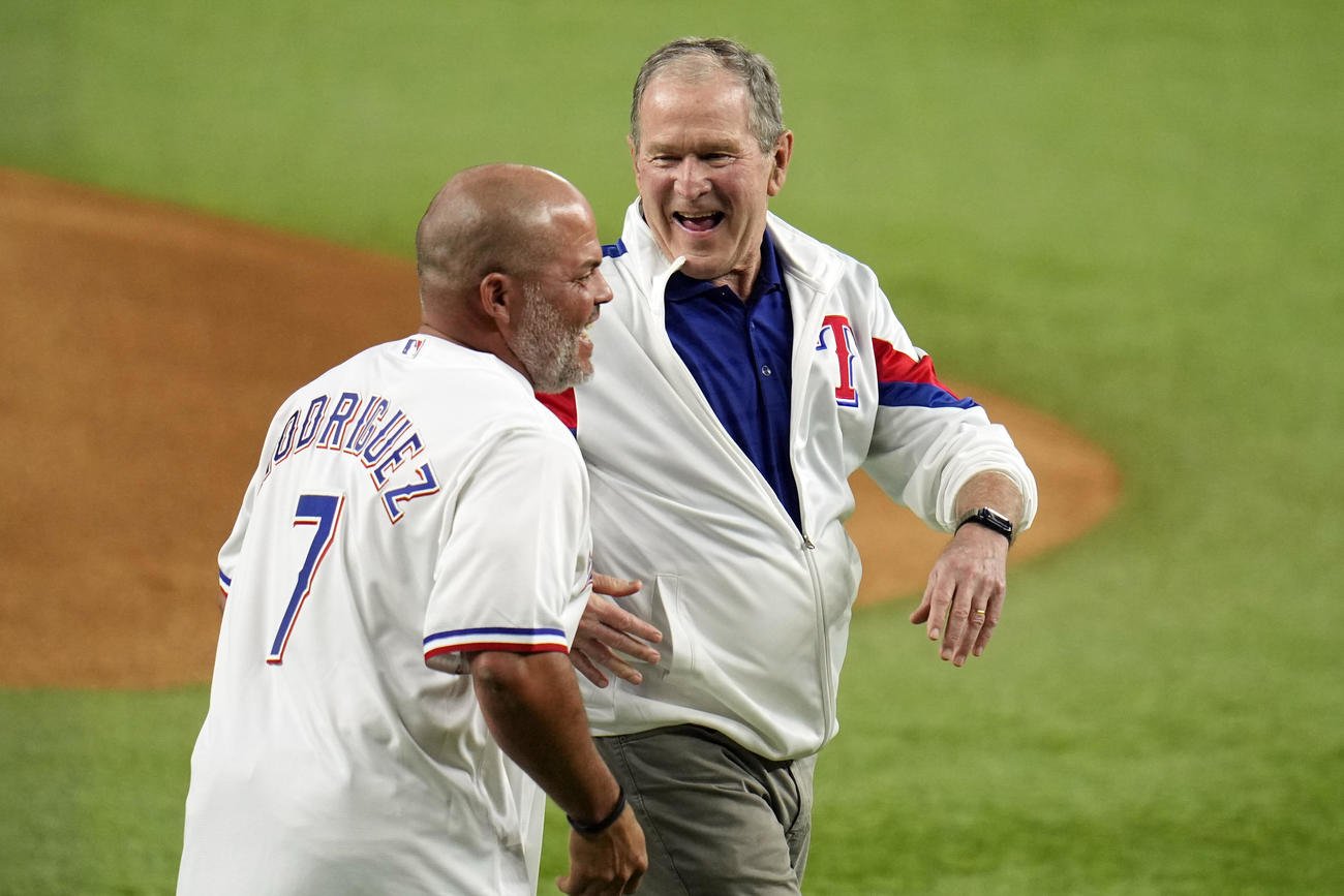 元レンジャーズのイワン・ロドリゲスと笑い合うジョージ・W・ブッシュ元大統領（右） (AP）