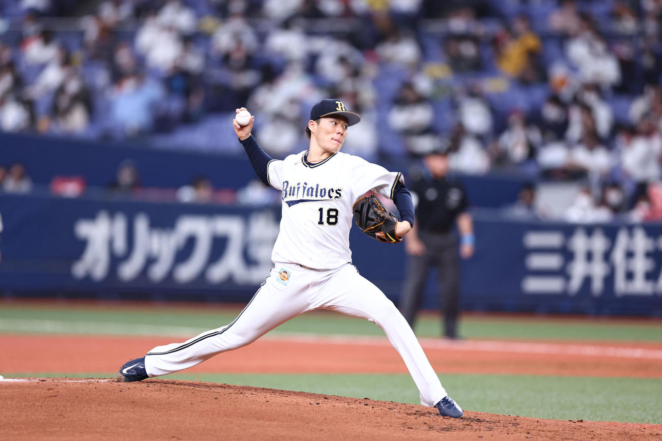 球速126キロのカーブを外低めいっぱいに投げ込む山本由伸（2021年撮影）