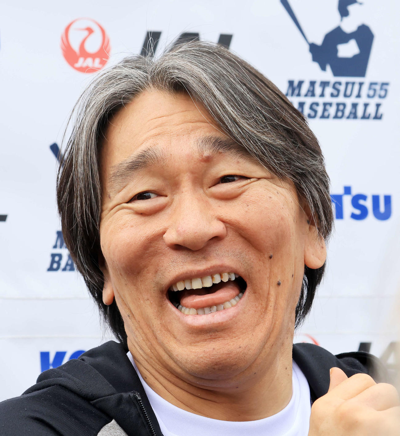 「松井秀喜野球教室」終了後、報道陣の質問に爆笑して答える松井秀喜氏（撮影・浅見桂子）