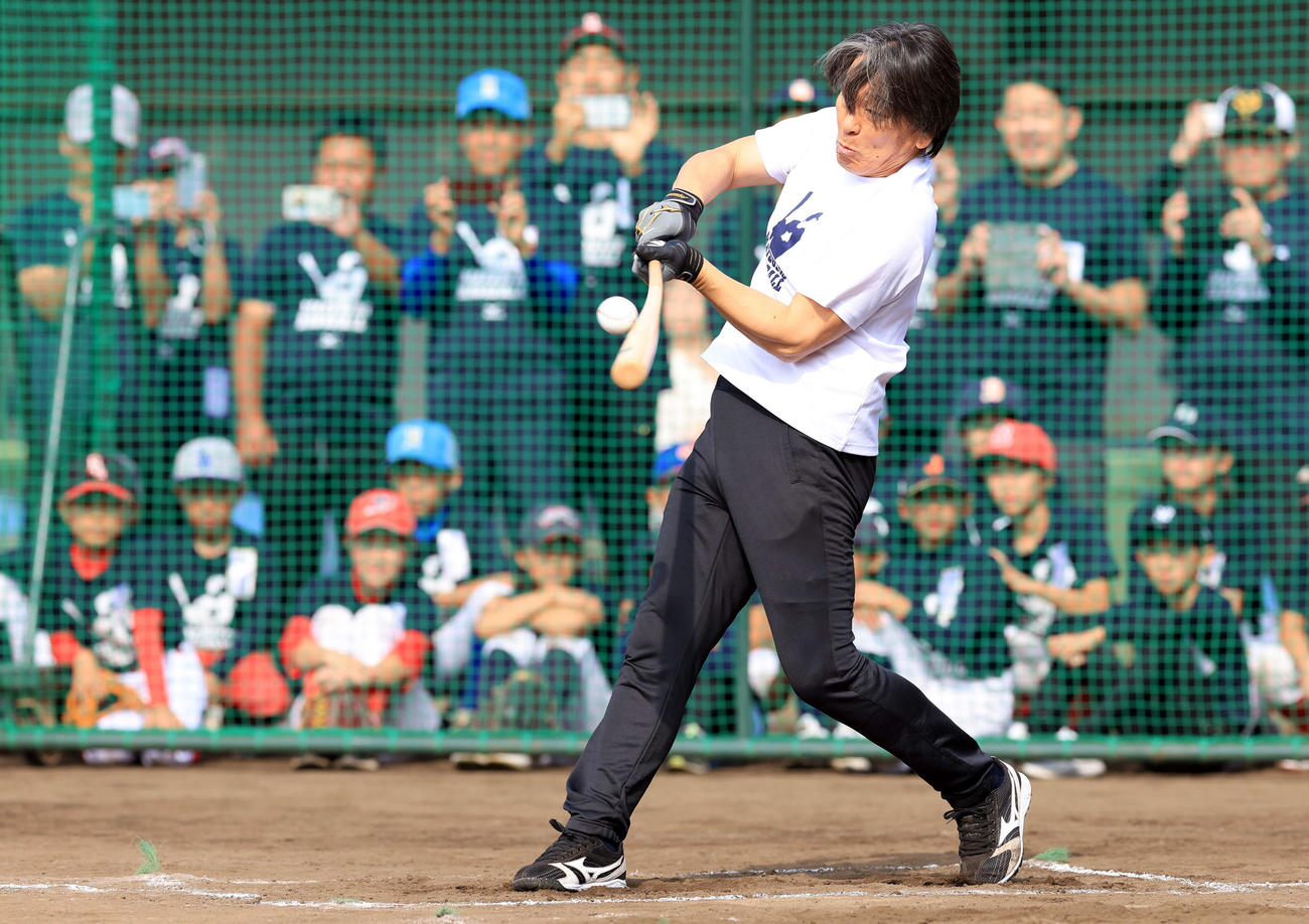 「松井秀喜野球教室」で子どもたちが見つめる中、打撃を披露する松井秀喜氏（撮影・浅見桂子）