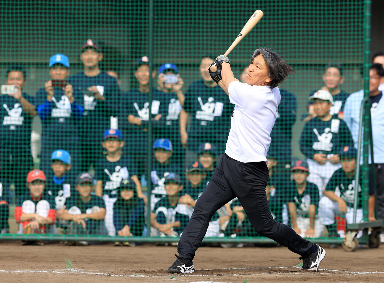 「松井秀喜野球教室」で子どもたちが見つめる中、打撃を披露する松井秀喜氏（撮影・浅見桂子）