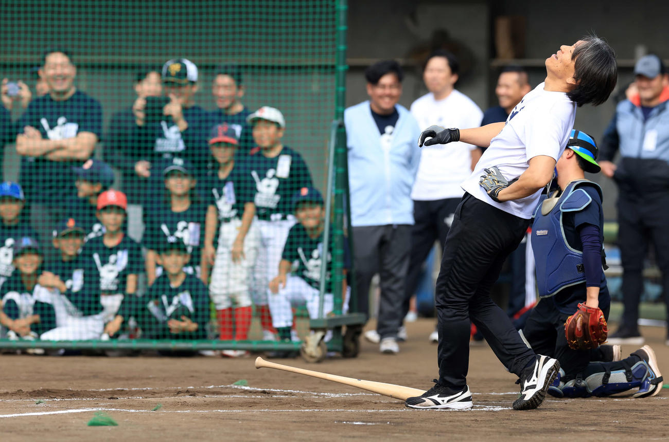 「松井秀喜野球教室」で子どもたちが見つめる中、本塁打ならず、のけぞる松井秀喜氏（撮影・浅見桂子）
