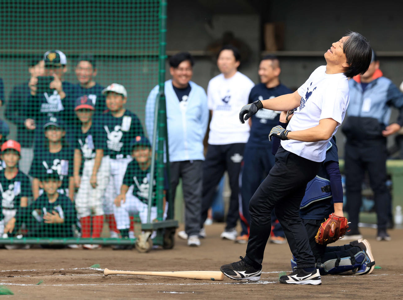 「松井秀喜野球教室」で子どもたちが見つめる中、本塁打ならず、のけぞる松井秀喜氏（撮影・浅見桂子）
