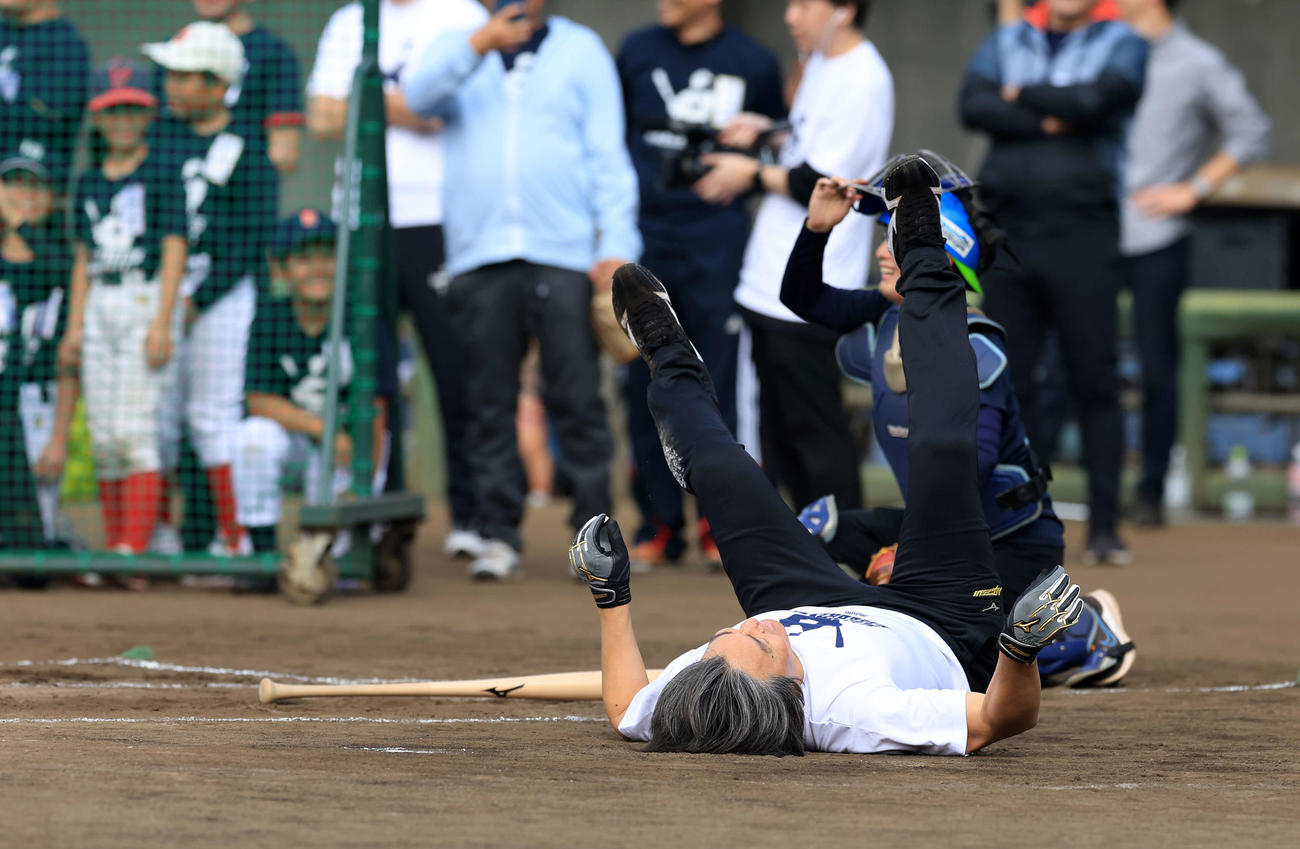 「松井秀喜野球教室」で子どもたちが見つめる中、本塁打ならず、倒れる松井秀喜氏（撮影・浅見桂子）