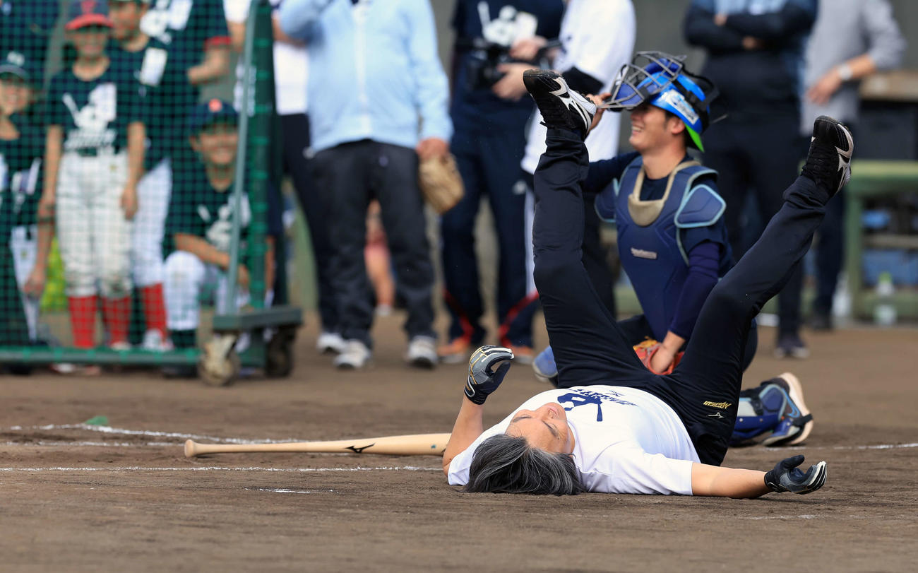 「松井秀喜野球教室」で子どもたちが見つめる中、本塁打ならず、倒れる松井秀喜氏（撮影・浅見桂子）