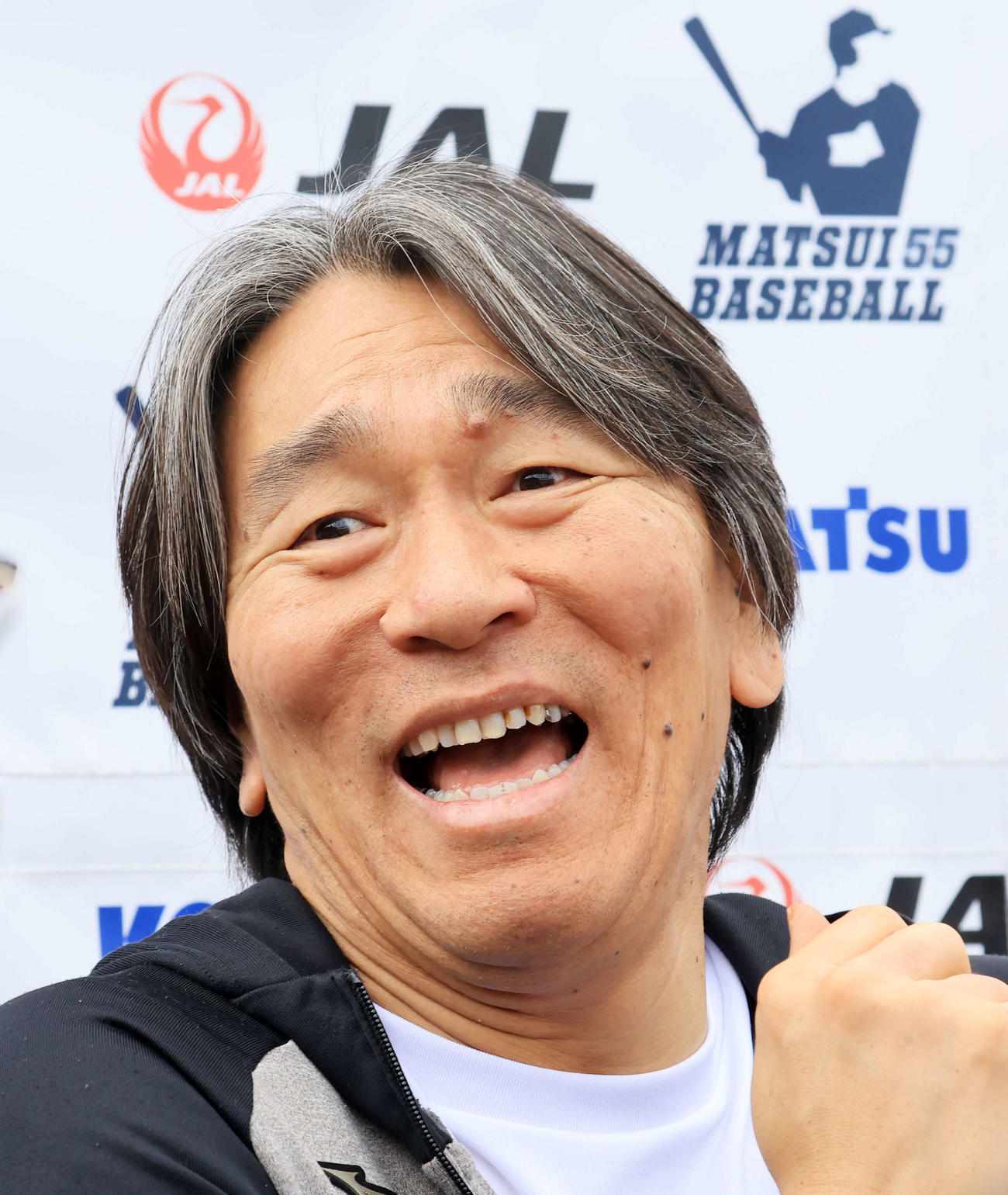 「松井秀喜野球教室」終了後、報道陣の質問に爆笑して答える松井秀喜氏（撮影・浅見桂子）