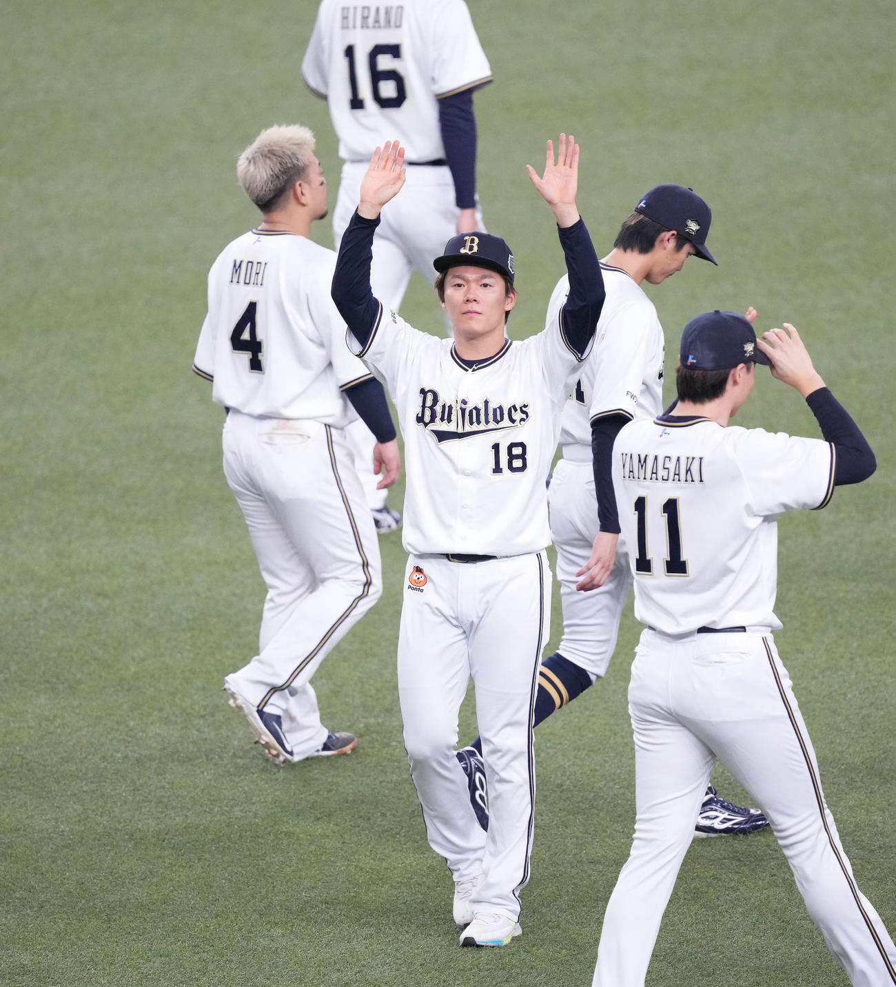 11月5日　オリックス対阪神　試合後、ファンにあいさつするオリックス山本（中央）（撮影・菅敏）
