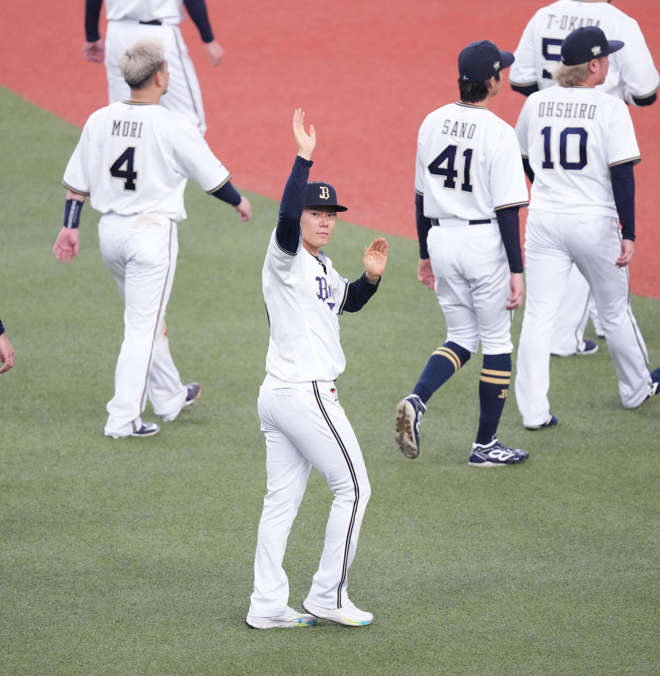 オリックス対阪神　試合後、ファンにあいさつするオリックス山本（2023年11月5日撮影）