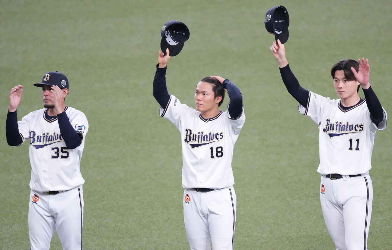 オリックス対阪神　試合後、ファンにあいさつするオリックス山本由伸（中央）（2023年11月5日撮影）