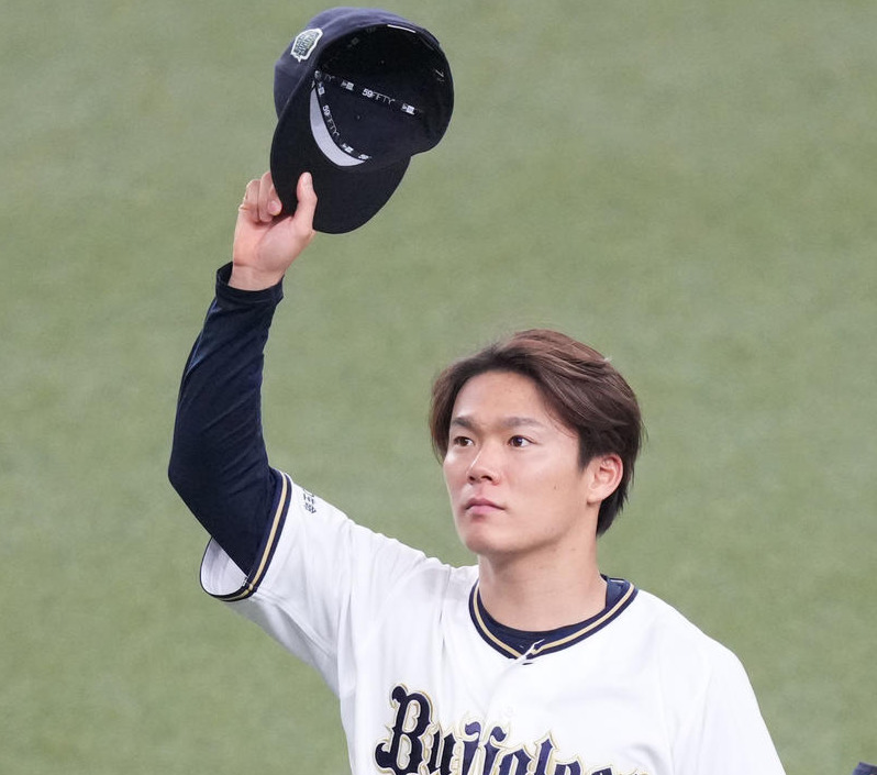 11月5日、試合後、ファンにあいさつするオリックス山本由伸