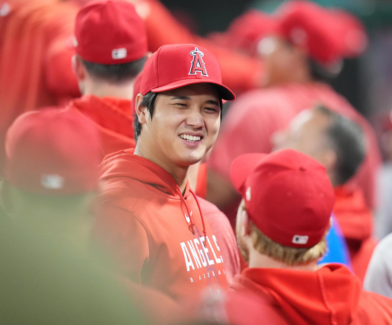 ベンチで笑顔を見せる大谷翔平（2023年9月16日撮影）