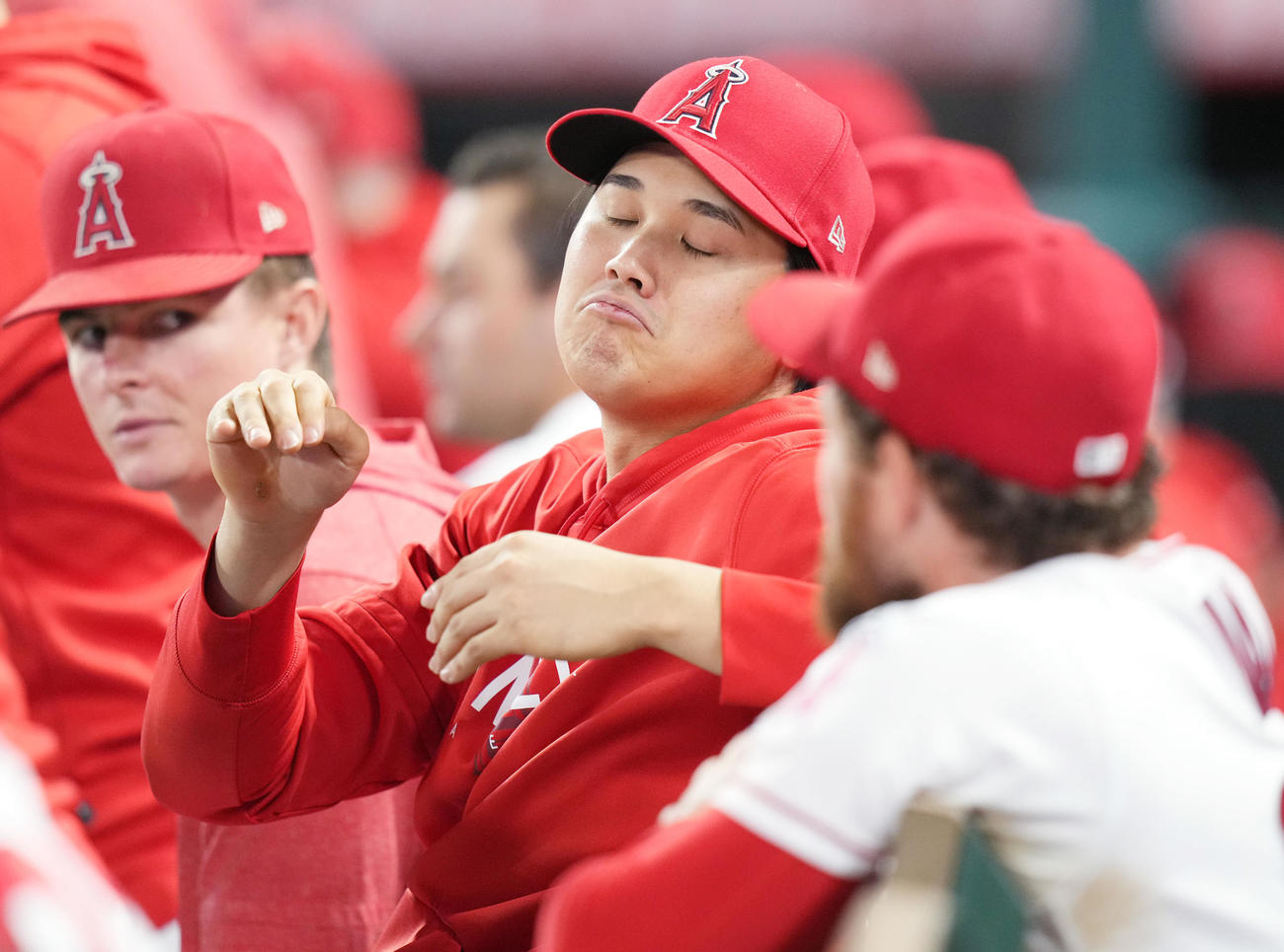 ウォルシュ（手前）と話す大谷翔平（2023年9月16日撮影）